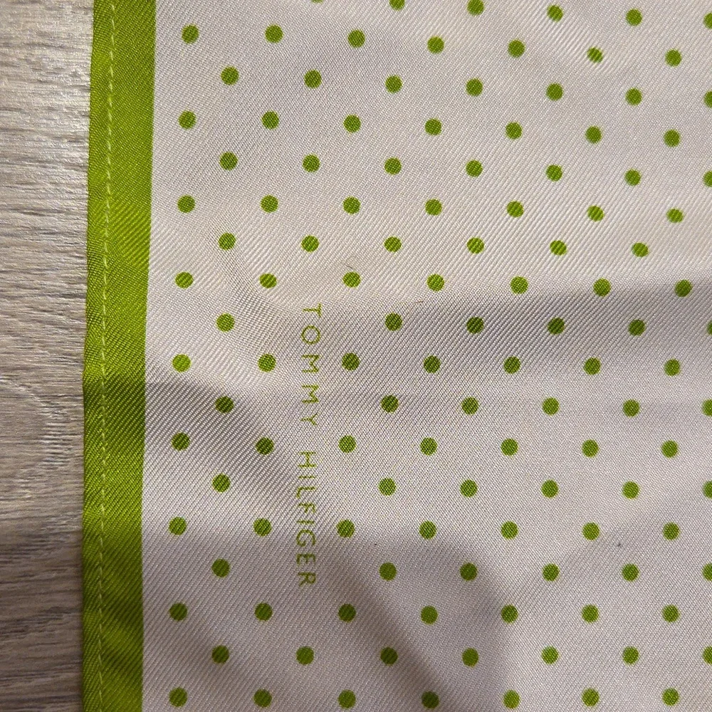 Tommy Hilfiger 💯 Silk Pocket Square - Picture 3 of 4
